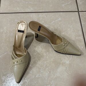 Stuart Weitzman Cream Kitten Heels Size 8